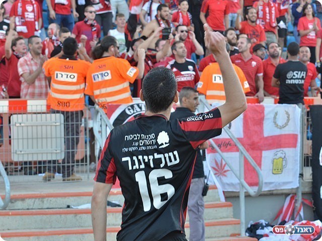 אור שלזינגר יחד עם הקהל האדום (אבי רביבו)